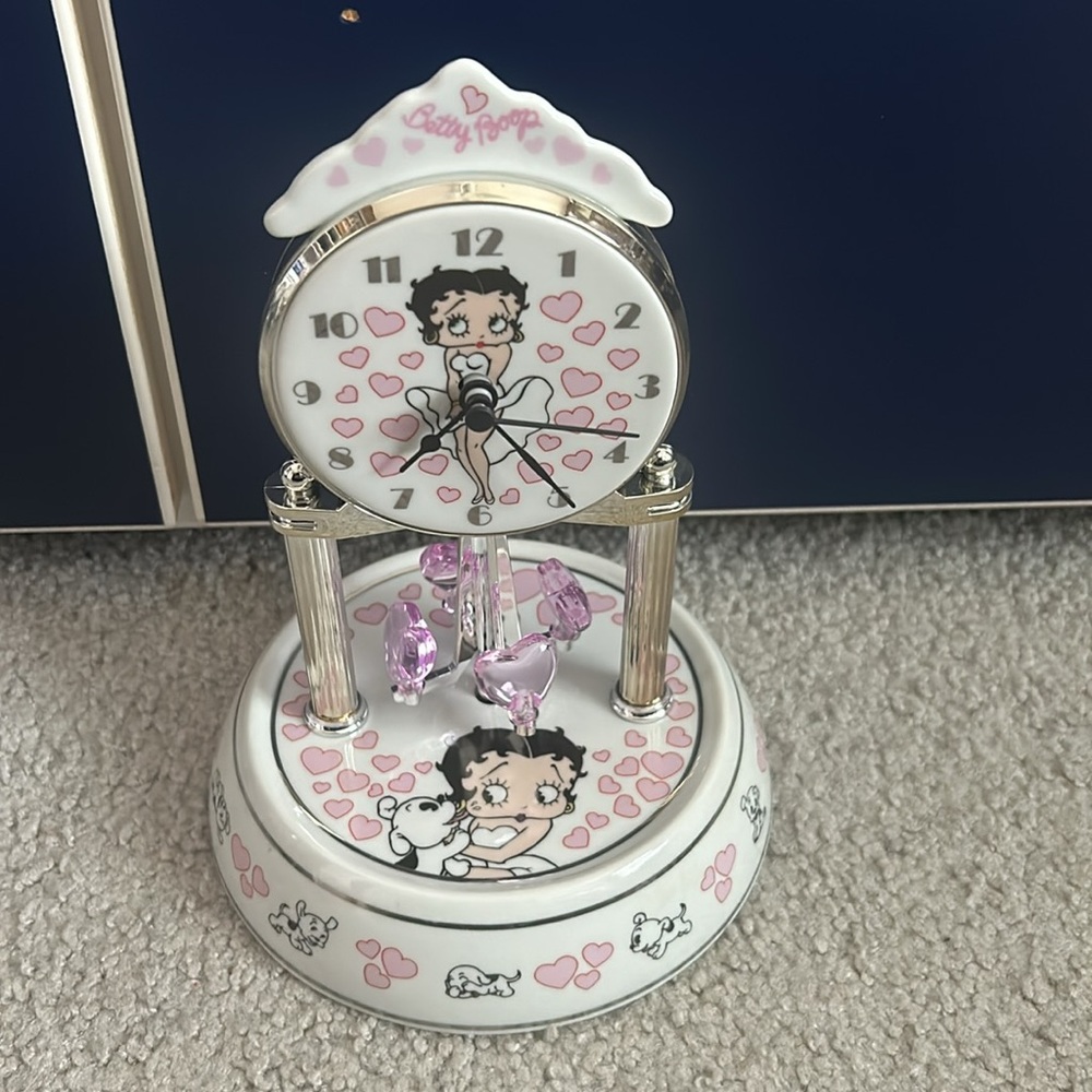 Betty Boop with Pudgy 2008 Anniversary Clock with Dome Covering - Picture 3 of 11